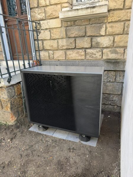 Unité extérieure pompe à chaleur Daikin Altherma 3H posée sur dalle – Maison à Chatou (78)
