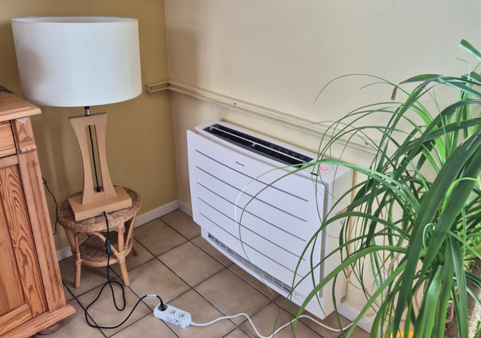 Console intérieure Daikin Perfera FVXM50B installée en bas de mur dans le salon à Montigny-le-Bretonneux, remplacement radiateurs électriques, Saint-Quentin-en-Yvelines