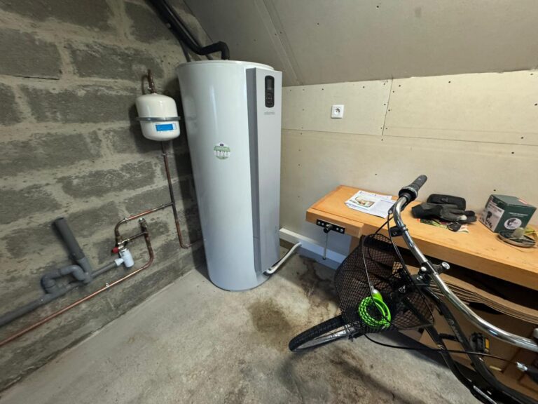 Ballon thermodynamique Atlantic Calypso 270L installé dans le local technique à Montigny-le-Bretonneux – vase d'expansion et raccordements cuivre