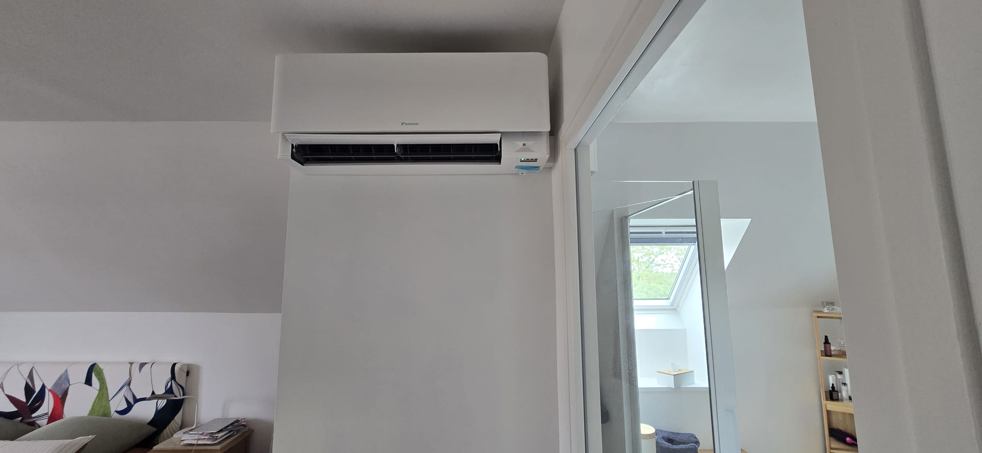 Unité murale Daikin Stylish dans la chambre parentale sous combles à Gif-sur-Yvette