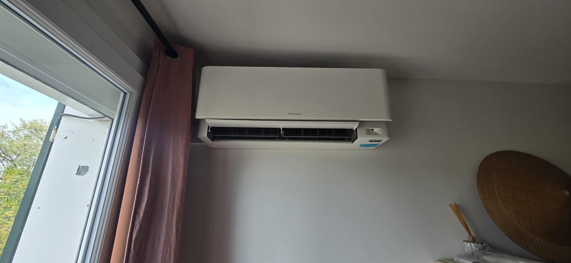 Unité murale Daikin Stylish installée dans une chambre à Gif-sur-Yvette, Essonne