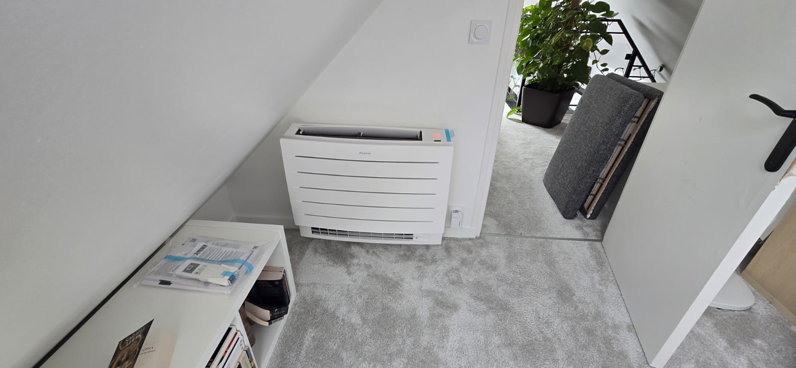Console Daikin Perfera au sol sous un rampant dans une pièce mansardée à Gif-sur-Yvette, Essonne