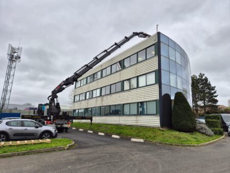 Pose unité extérieure VRV Daikin par grue sur immeuble de bureaux tertiaire — Yvelines (78)
