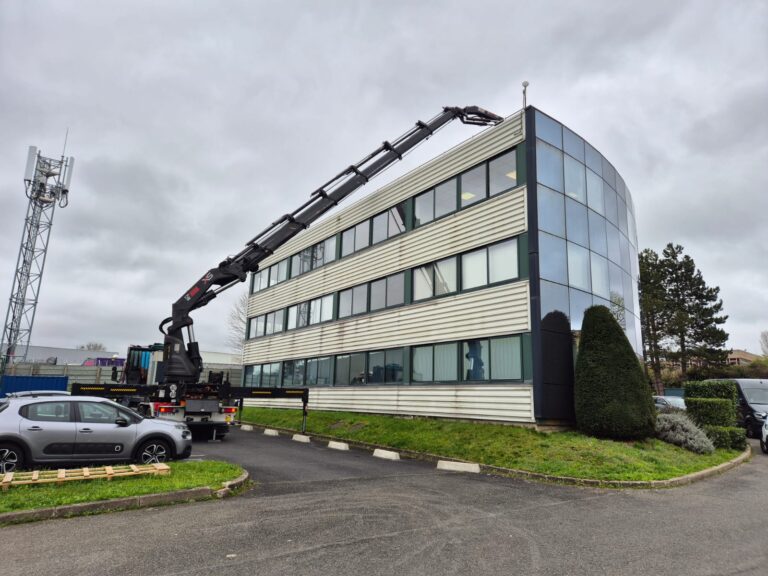 Pose unité extérieure VRV Daikin par grue sur immeuble de bureaux tertiaire — Yvelines (78)