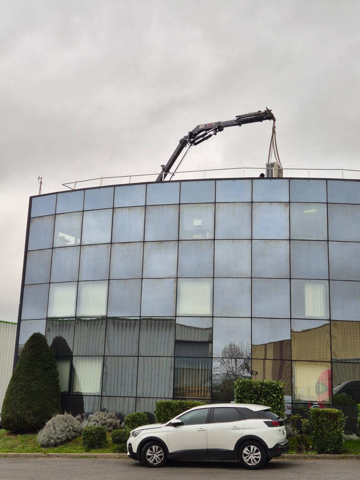Grue treuil hissant unité VRV Daikin en toiture immeuble tertiaire Yvelines