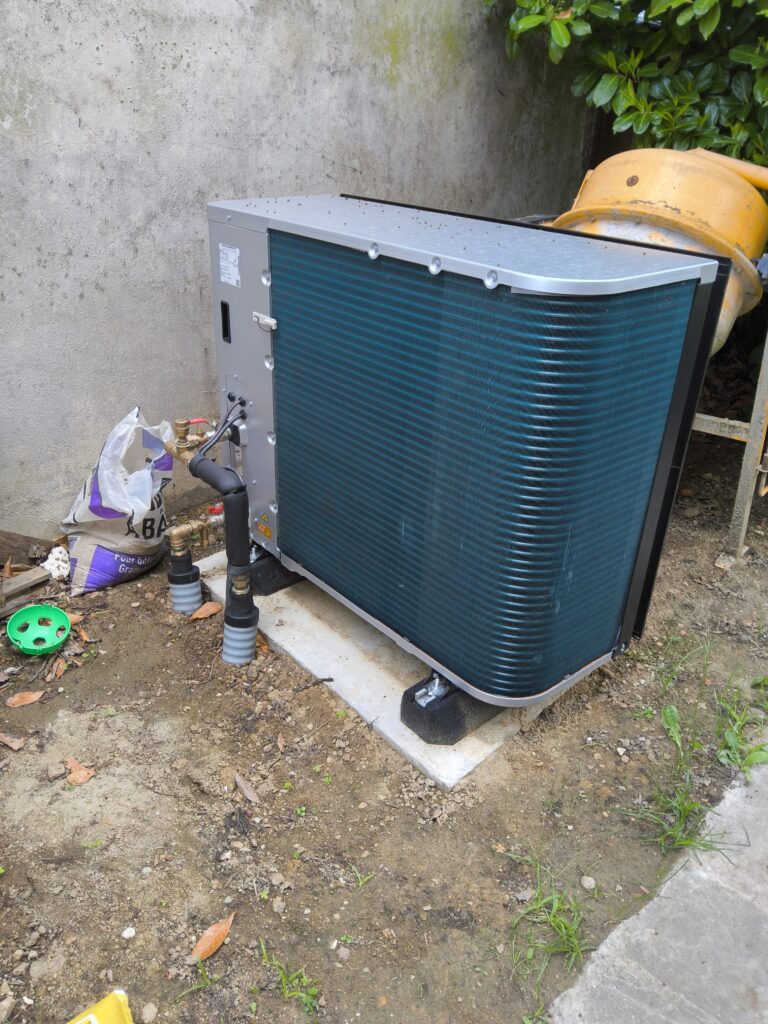 Groupe extérieur Daikin Altherma 3 H HT EPRA14DV37 posé sur dalle béton au Mesnil-Saint-Denis (78) — installation PAC air/eau
