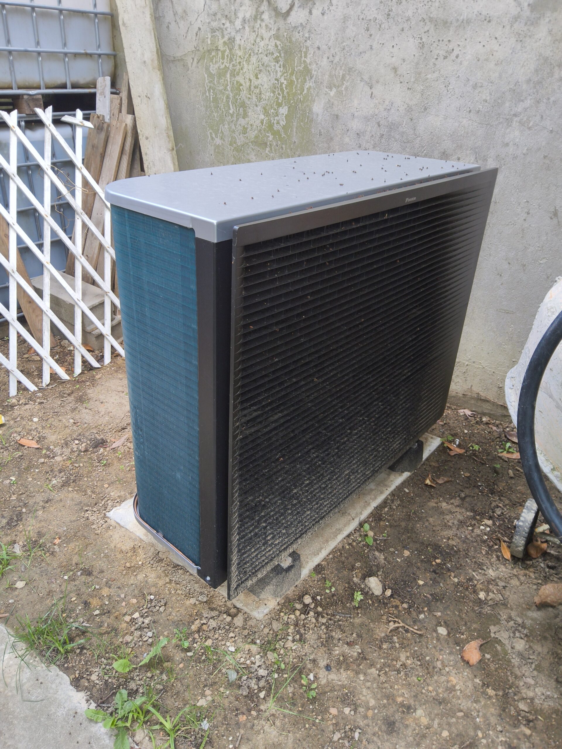 Vue de face de l'unité extérieure PAC Daikin haute température — Le Mesnil-Saint-Denis