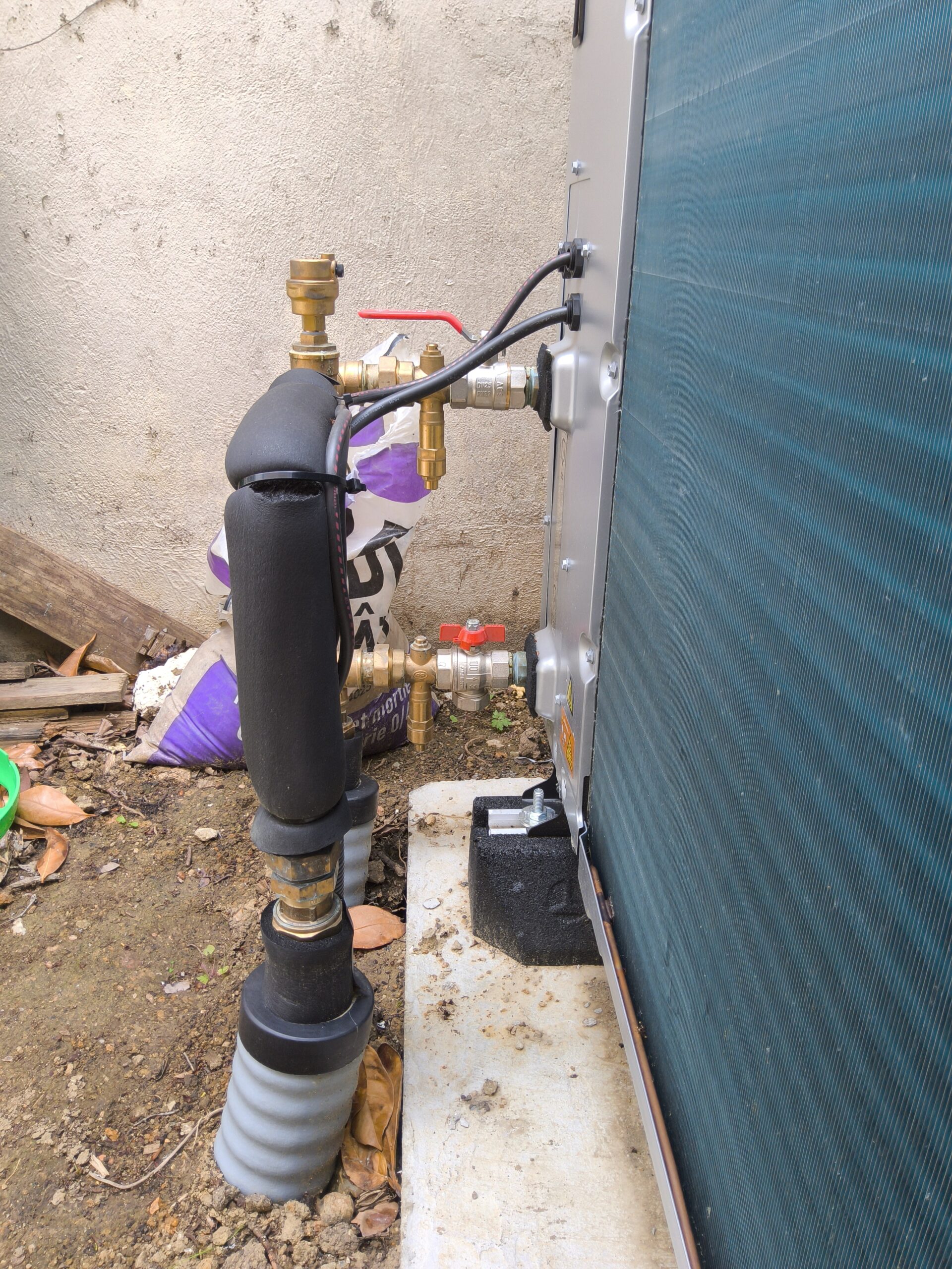 Raccordements hydrauliques isolés avec robinets laiton — PAC Daikin Altherma 3 H HT Mesnil-Saint-Denis 78