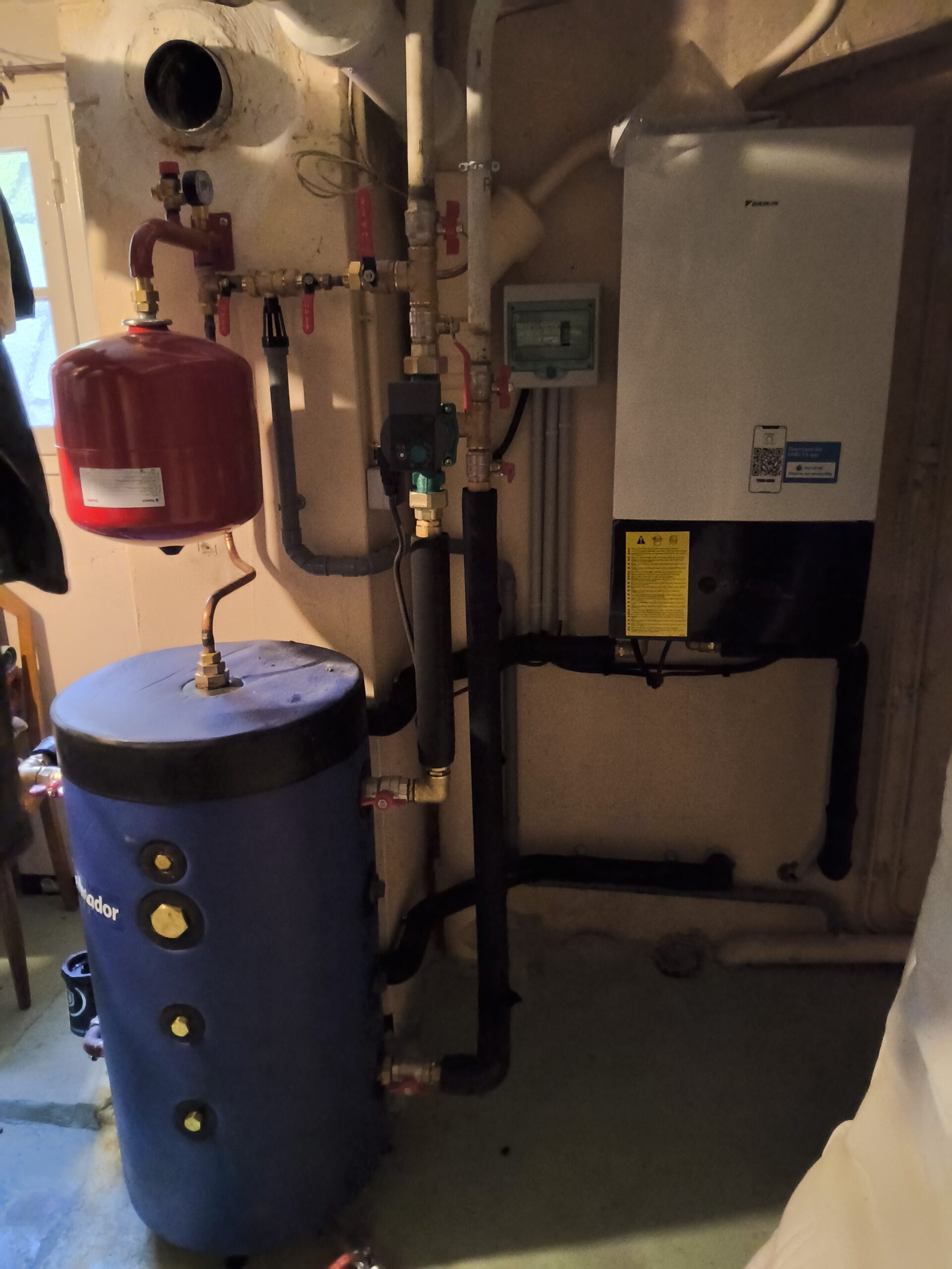 Chauffagiste Le Mesnil-Saint-Denis — unité intérieure Daikin ETBH16E6V7, ballon tampon et vase d'expansion en chaufferie (78)