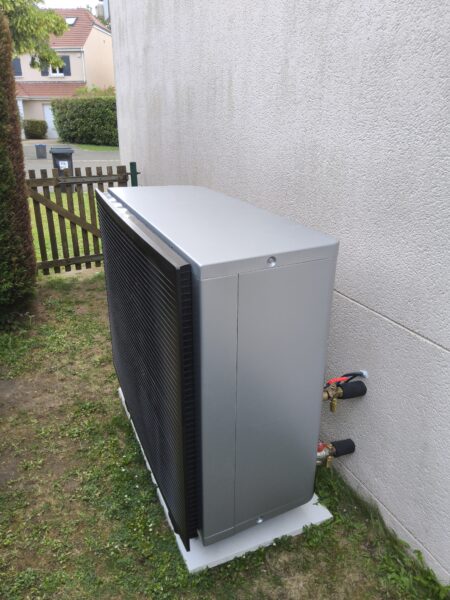 Unité extérieure pompe à chaleur Daikin Altherma posée sur dalle béton à Plaisir Yvelines