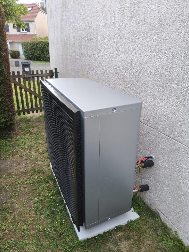 Unité extérieure pompe à chaleur Daikin Altherma posée sur dalle béton à Plaisir Yvelines