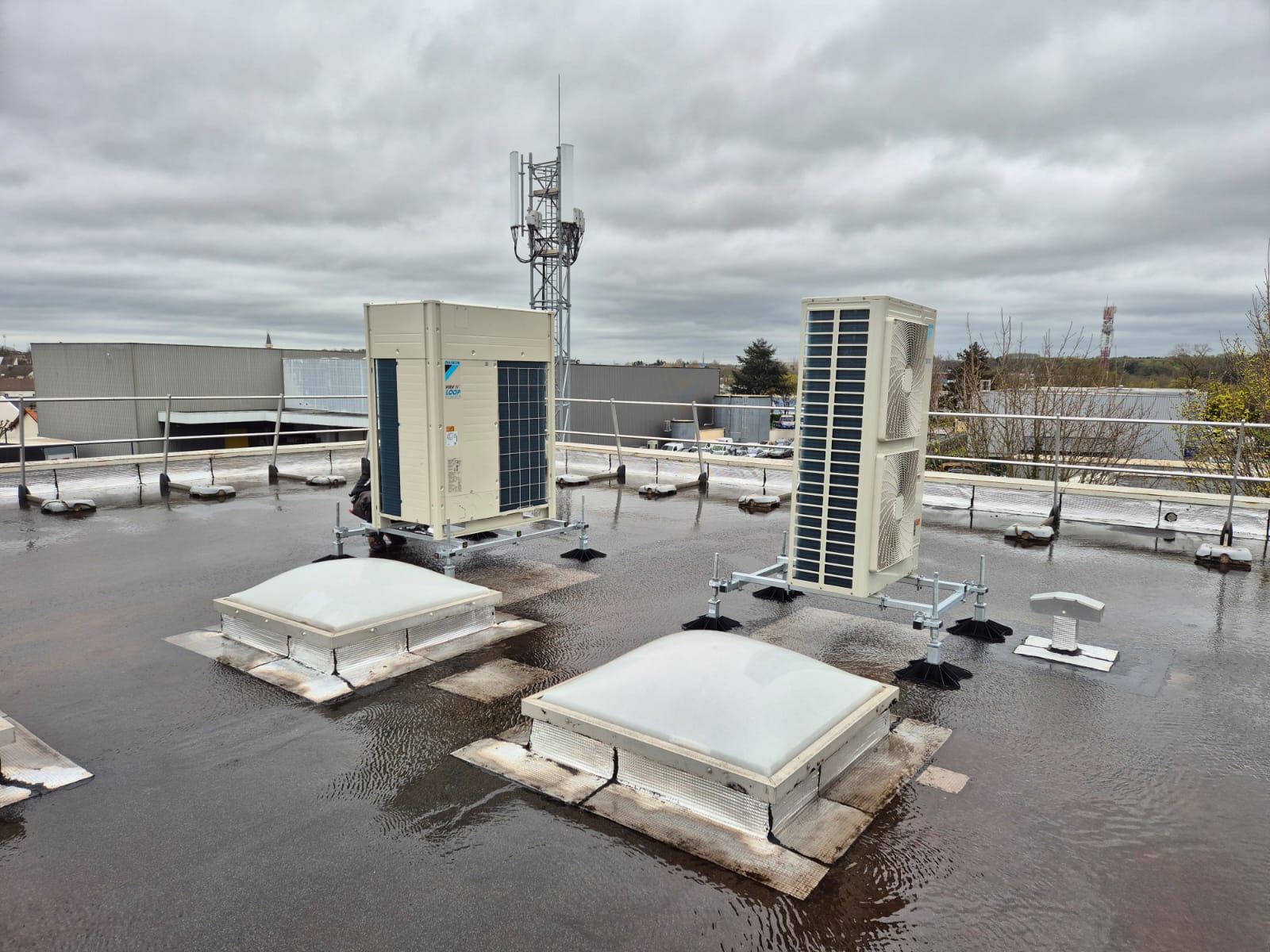 Unités extérieures VRV Daikin installées en toiture-terrasse immeuble de bureaux Yvelines