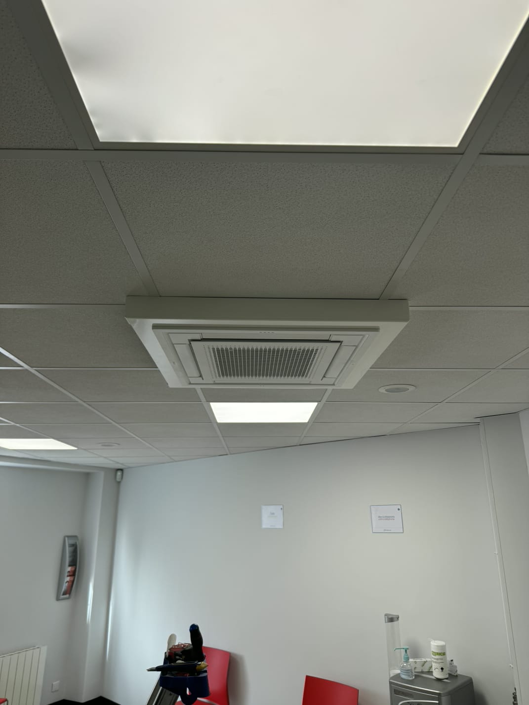 Cassette plafonnière Daikin 4 voies encastrée faux plafond open space bureaux