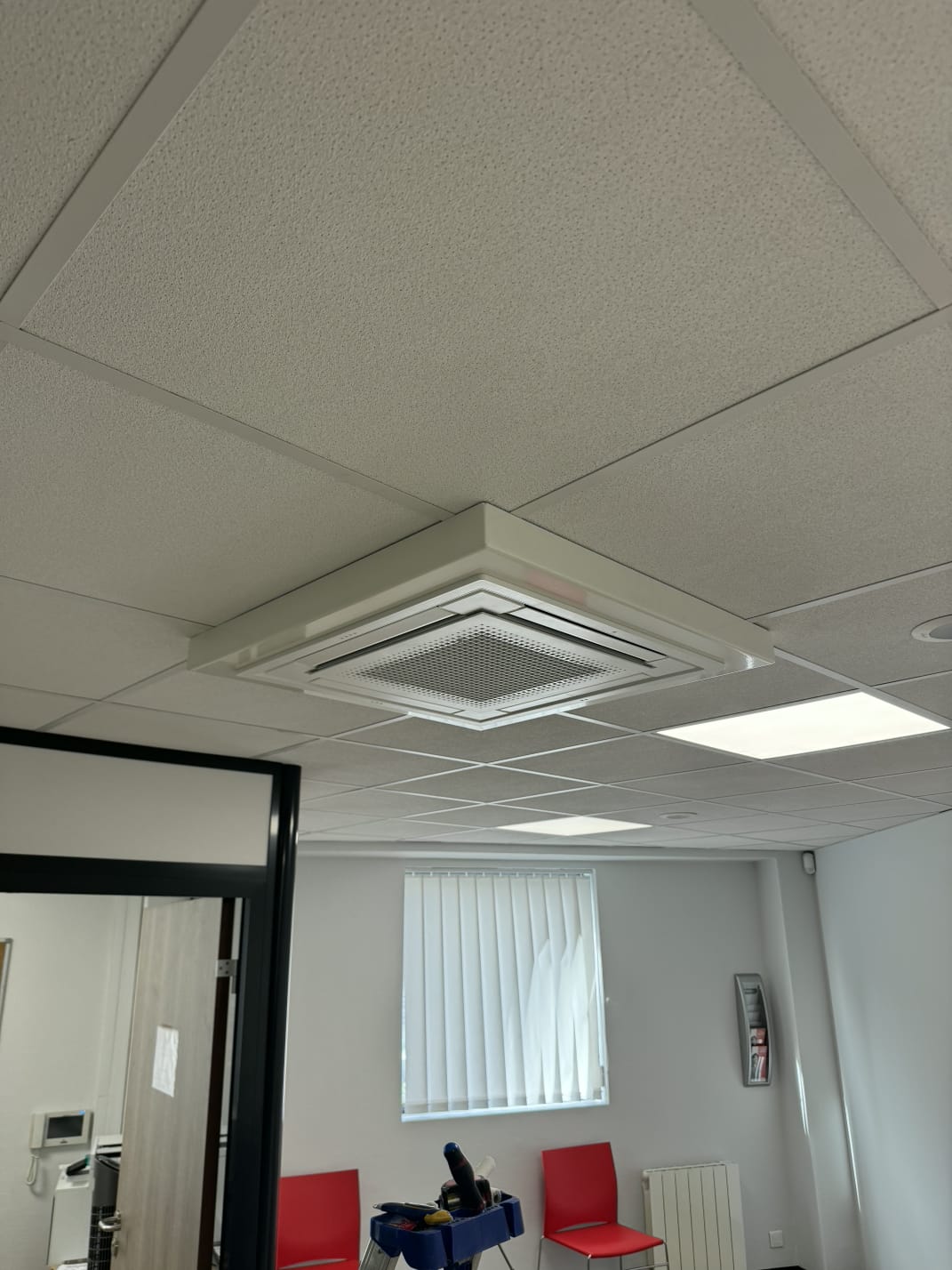 Cassette Daikin 4 voies installée en faux plafond salle de bureaux — système VRV climatisation bâtiment professionnel Yvelines