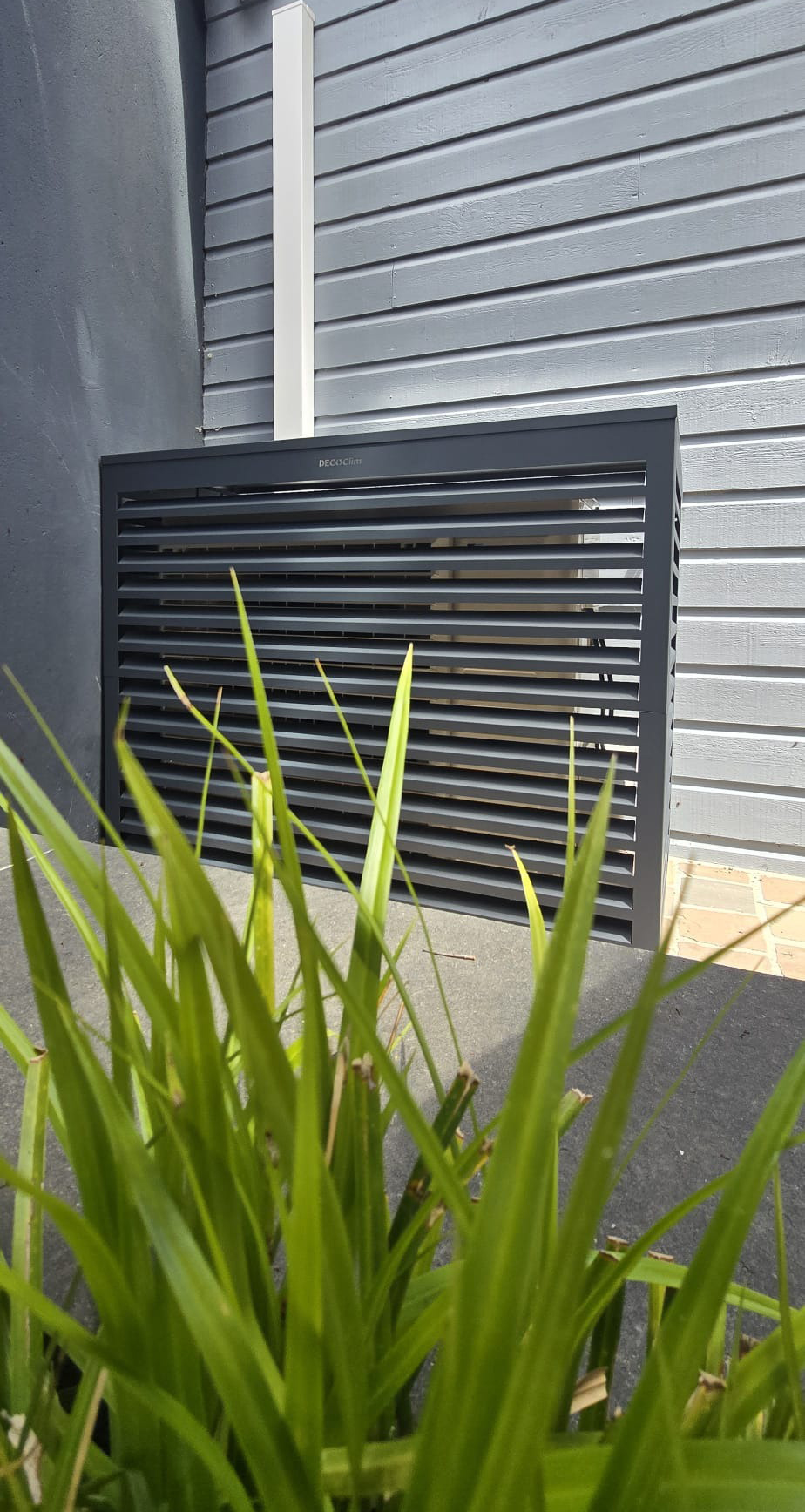 Descente zinc utilisée pour dissimuler la liaison frigorifique, juste derrière le cache anthracite du groupe extérieur Daikin