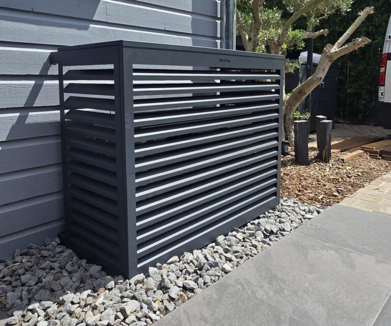 Cache climatisation anthracite à lames autour d'un groupe extérieur Daikin à Feucherolles