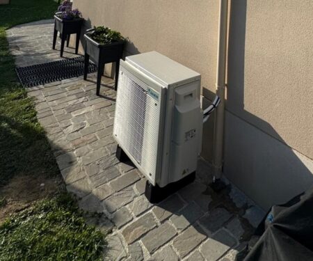 Groupe extérieur de climatisation réversible Daikin posé sur terrasse à Forges-les-Bains
