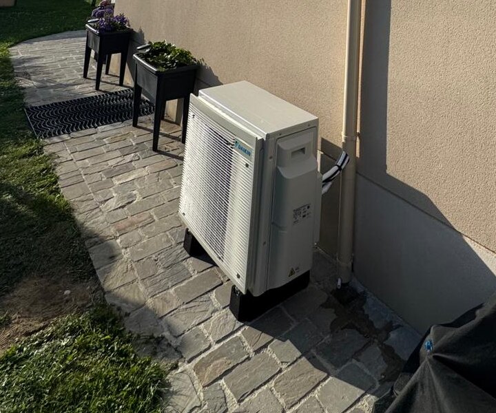 Groupe extérieur de climatisation réversible Daikin posé sur terrasse à Forges-les-Bains