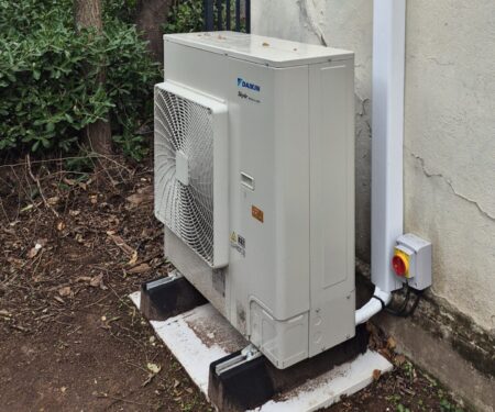 Groupe extérieur Daikin de climatisation gainable pour un club de tennis à Paris 15