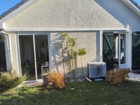 Groupe extérieur Daikin multisplit posé sur support au sol en façade d'un pavillon à Saclay (Essonne)