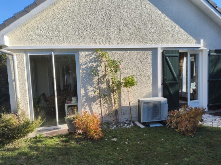 Groupe extérieur Daikin multisplit posé sur support au sol en façade d'un pavillon à Saclay (Essonne)