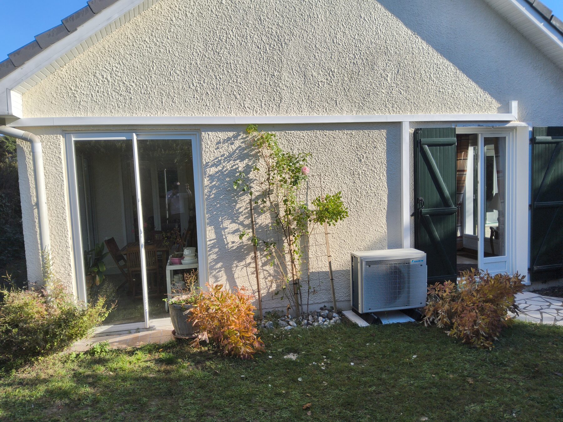 Groupe extérieur Daikin multisplit posé sur support au sol en façade d'un pavillon à Saclay (Essonne)