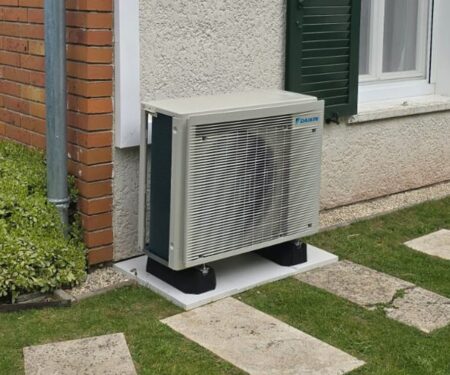 Groupe extérieur de climatisation réversible Daikin sur support à Gif-sur-Yvette