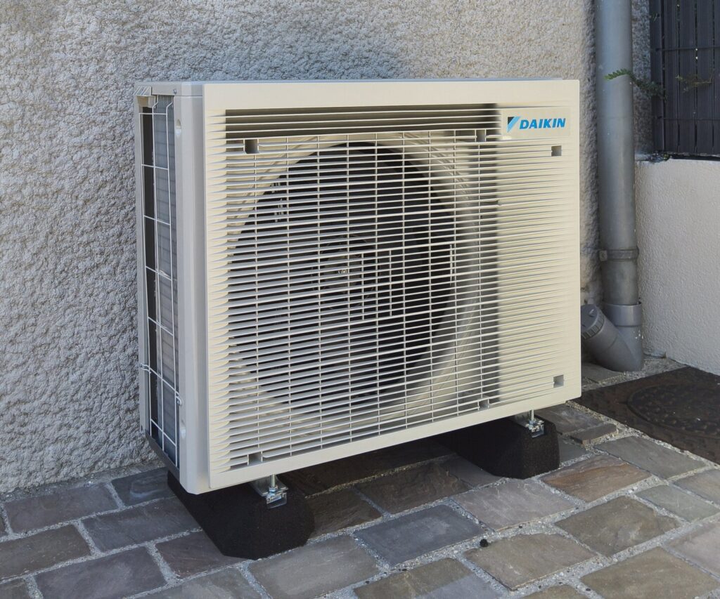 Groupe extérieur de pompe à chaleur air/air Daikin sur plots à Herblay-sur-Seine