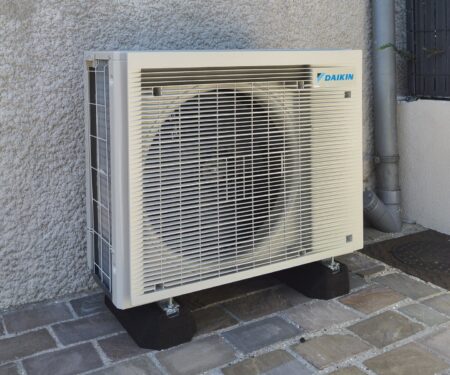 Groupe extérieur de pompe à chaleur air/air Daikin sur plots à Herblay-sur-Seine