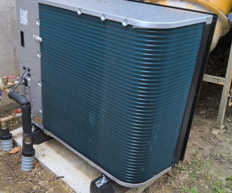 Pompe à chaleur air/eau installée au sol au Mesnil-Saint-Denis