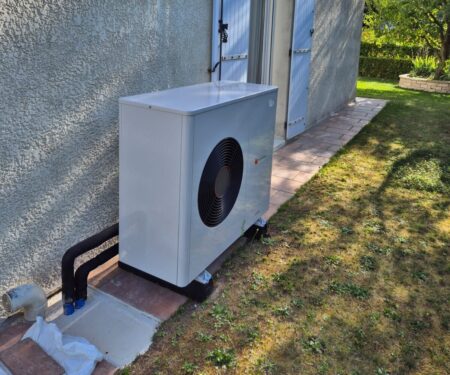 Pompe à chaleur installée au pied d'une maison aux Alluets-le-Roi