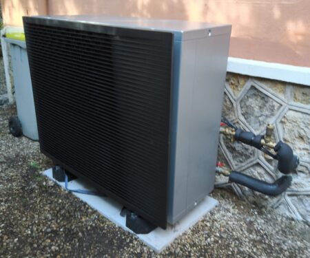 Pompe à chaleur Daikin Altherma 3 H HT installée à Garches