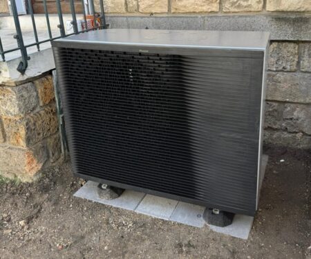 Pompe à chaleur Daikin haute température installée devant une façade en pierre à Chatou