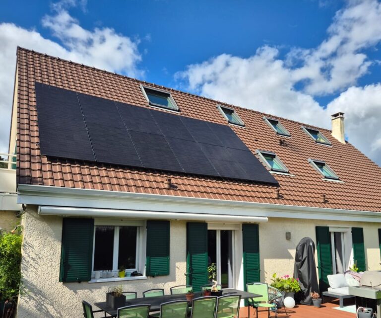 Maison avec panneaux solaires photovoltaïques en toiture à Gif-sur-Yvette