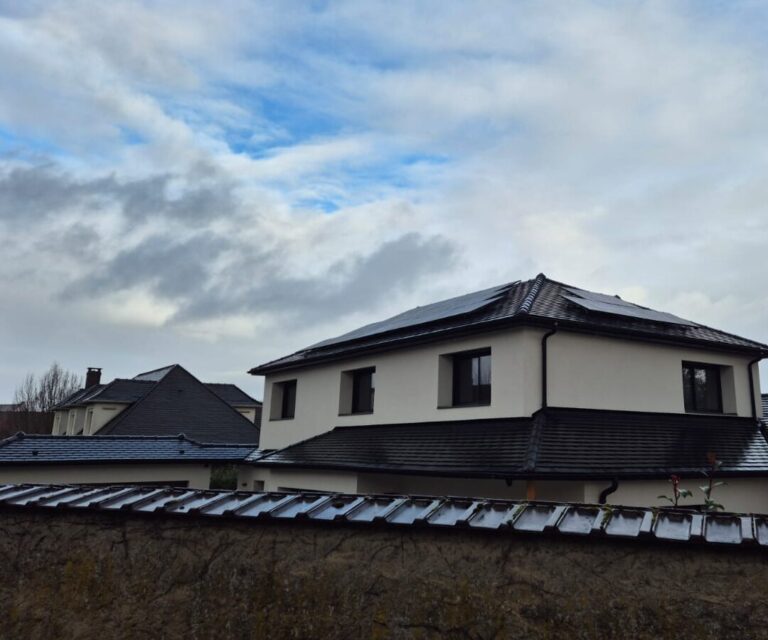 Maison équipée d'une installation photovoltaïque de 7,5 kWc à Orgeval