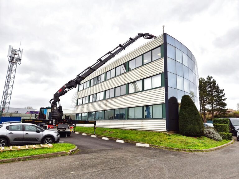 Chantier de climatisation sur un immeuble de bureaux dans les Yvelines