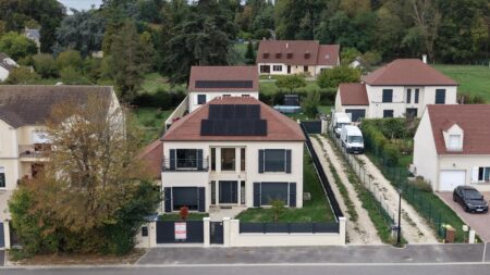 Vue aérienne d'une maison à Houdan équipée de 18 panneaux solaires DMEGC Full Black