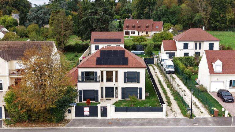 Maison de particulier équipée de panneaux solaires posés par Sol'Air Services, vue aérienne