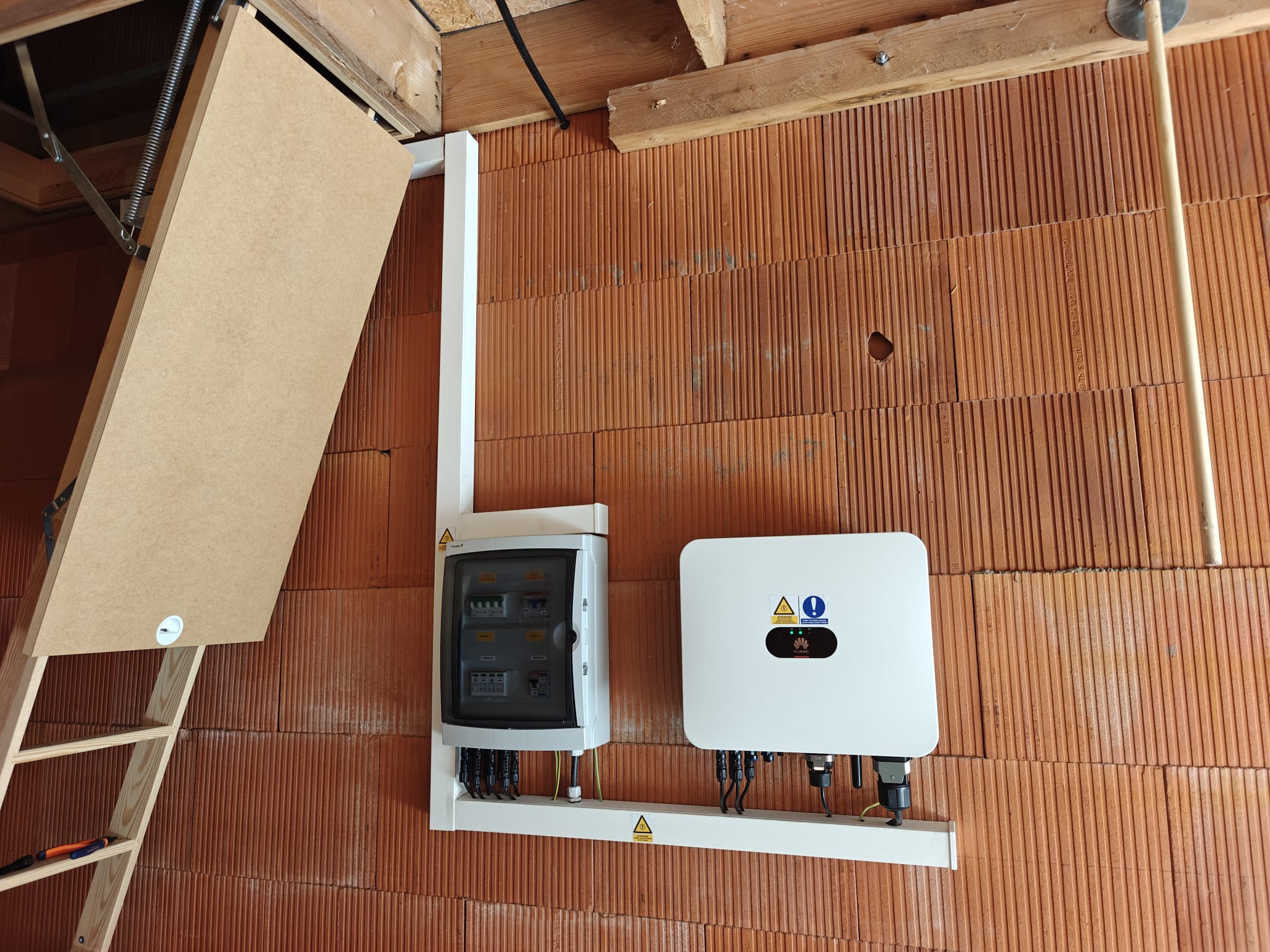 Onduleur Huawei et coffret de protection installés dans les combles à Houdan
