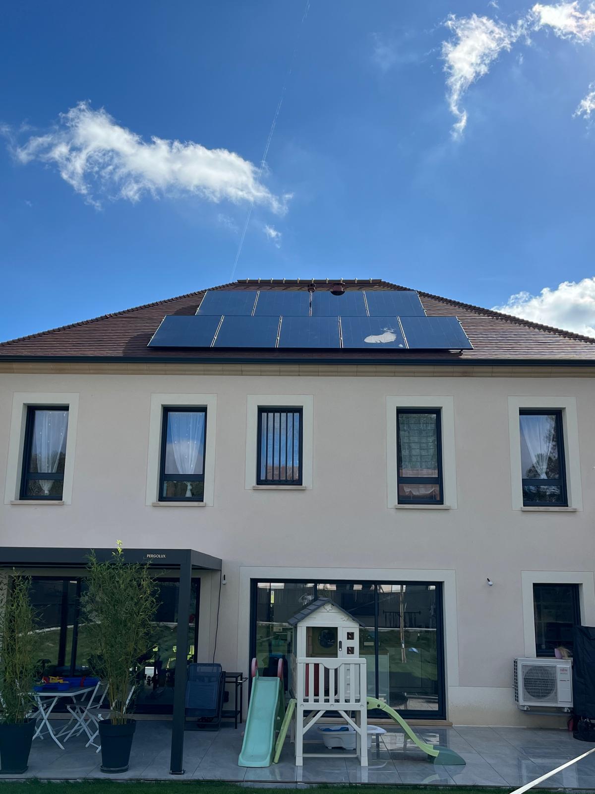 Installation photovoltaïque de 9 kWc vue depuis le jardin d'une maison à Houdan