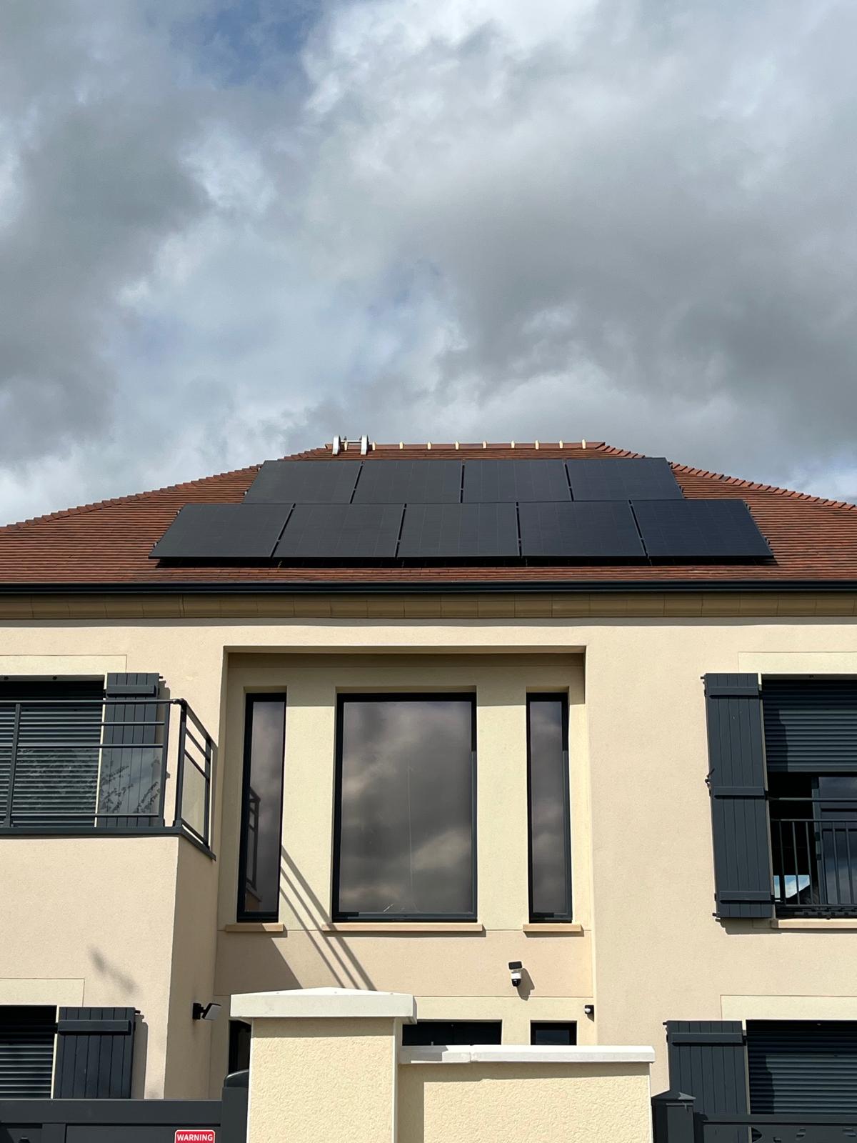 Panneaux solaires Full Black sur la toiture d'une maison à Houdan, côté rue