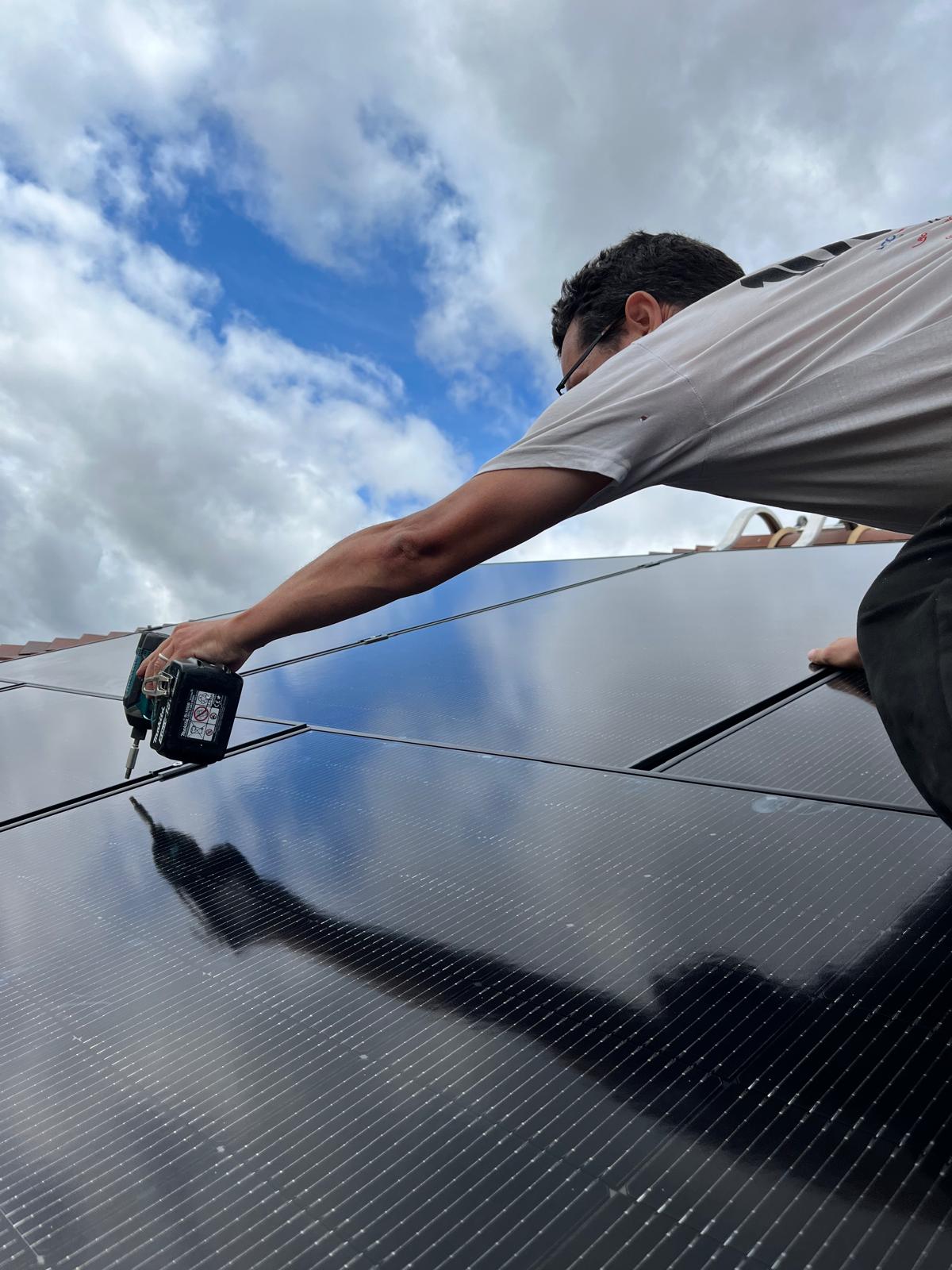 Technicien Sol Air Services fixant un panneau solaire DMEGC sur la toiture à Houdan
