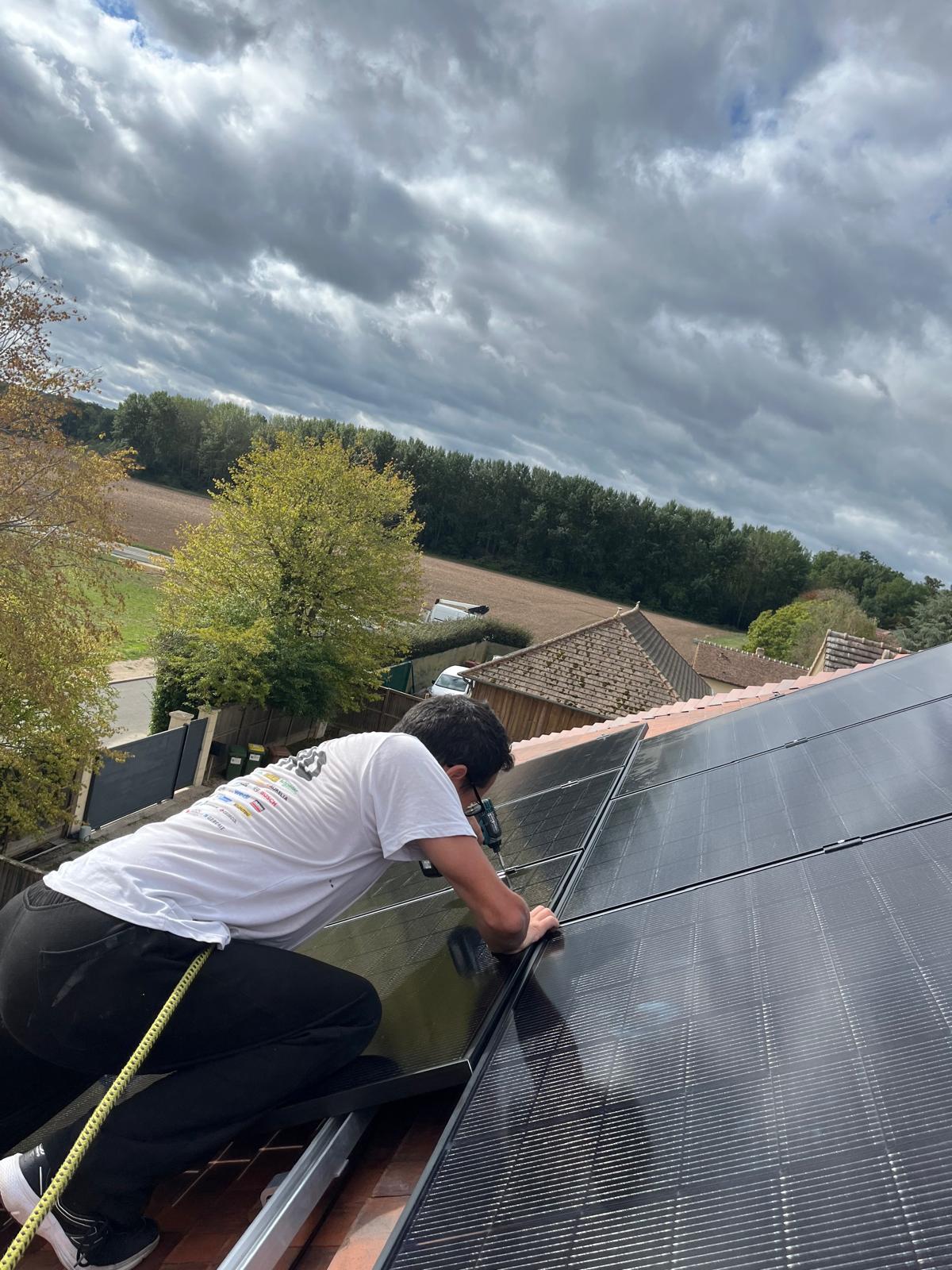Pose des panneaux photovoltaïques sur la toiture d'une maison à Houdan